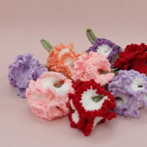 Vista dettagliata di garofano all'uncinetto fatto a mano, bouquet di fiori di lana.