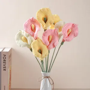 Handgemachte Häkel-Calla-Lilien-Blumenstrauß Detailaufnahme, bunte Garnblumen in Vase.