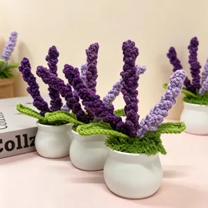 Dettaglio pianta in vaso di lavanda all'uncinetto fatta a mano, perfetta per decorare casa.