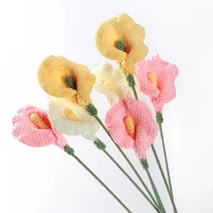 Nahaufnahme Detail des handgemachten Häkel-Calla-Blumenstraußes mit feiner Wolltextur.