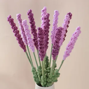 Détail de bouquet de lavande crocheté à la main, fleurs en fil rose et violet en vase.