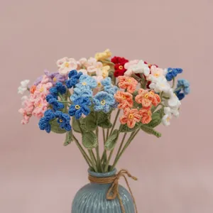 Bouquet di fiori di non-ti-scordar-di-me all'uncinetto in vaso, regalo fresco per amici.