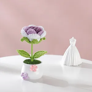 Gros plan détail d'une plante en pot de rose au crochet faite à la main avec beau décor.