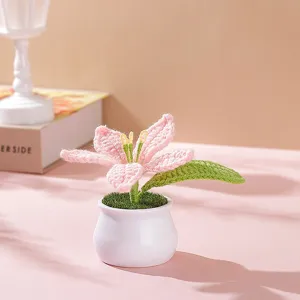Pianta in vaso con fiore rosa all'uncinetto fatto a mano decorazione scrivania regalo