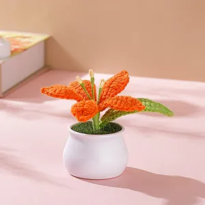 Pianta in vaso di fiore arancione uncinetto fatto a mano decorazione scrivania auto variante.