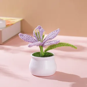 Pianta in vaso di fiore viola all'uncinetto artigianale mini decorazione scrivania regalo.