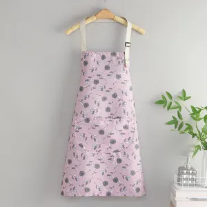 Grembiule impermeabile con fiori rosa, tracolla regolabile e tasca per cucina.