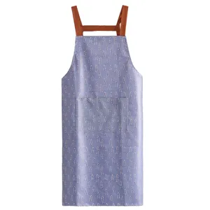 Grembiule da cucina impermeabile con motivo elegante, bretelle marroni e tasche frontali per cucinare.
