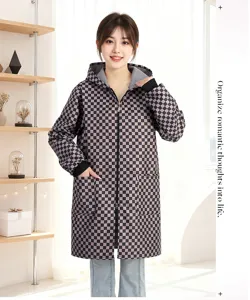 Detailansicht der karierten Kapuzenjacke mit warmem Futter, Reißverschluss und Taschen.