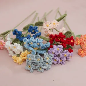 Primo piano del bouquet di fiori non-ti-scordar-di-me all'uncinetto fatto a mano, dettagli floreali.