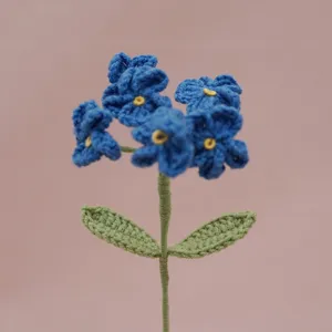 Mazzo di nontiscordardime all'uncinetto fatto a mano, fiore di lana per regalo compleanno e casa.