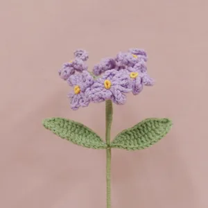 Dettaglio fiore di non-ti-scordar-di-me viola uncinetto a mano, bel decoro floreale.