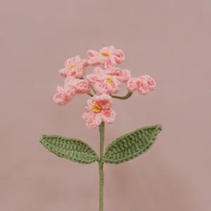 Dettaglio fiore rosa all'uncinetto fatto a mano, arte floreale in filo per regalo.