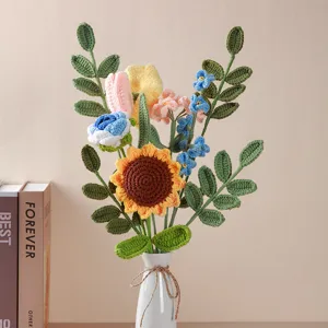 Handgemachter Häkelblumenstrauß mit Sonnenblume, Rose, grünen Blättern und Keramikvase für Deko