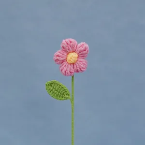Handgemachte Häkel-Puffblume Detailaufnahme, süßer Strickblumenstiel für Geschenkverpackung.