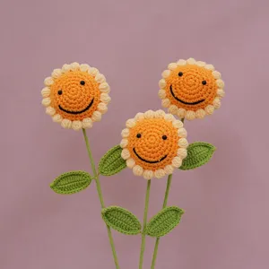 Handgefertigter Häkel-Sonnenblumen-Strauß lächelndes Blumen-Geschenk für Dekoration.