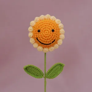 Handgemachte gehäkelte Sonnenblume Plüschtier mit niedlichem Lächeln, perfekt für die Dekoration.