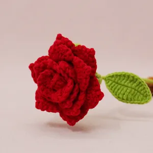 Handgemachte gehäkelte rote Rosenblüte Detail, realistische gestrickte Blume als Dekoration.