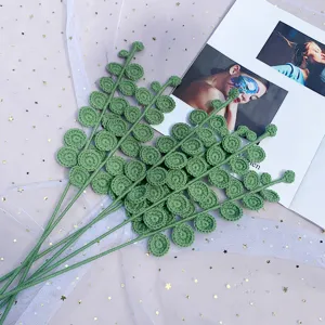 Bouquet di foglie di eucalipto all'uncinetto fatto a mano pianta finta per decorazione.