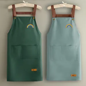 Delantal de cocina impermeable con diseño de arcoíris y bolsillos prácticos para cocinar.