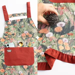 Tablier de cuisine en coton à fleurs style peinture à l'huile avec poches et bretelles rouges.