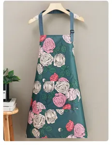 Grembiule da cucina impermeabile con stampa di rose, spallacci regolabili e tasca frontale utile.