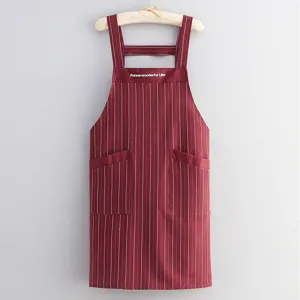 Gestreifte Baumwollschürze für Küche und Haushalt, stilvolles Design mit Kreuzgurt und Taschen.