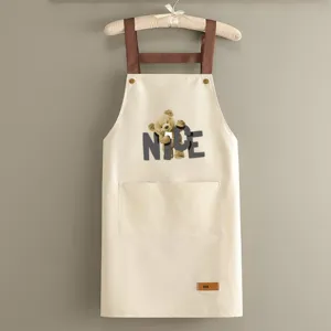 Grembiule da cucina impermeabile con orsetto simpatico e stampa NICE, bretelle e tasche marroni.
