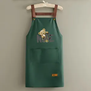 Grembiule da cucina impermeabile con orsetto, spallacci incrociati e due comode tasche frontali.