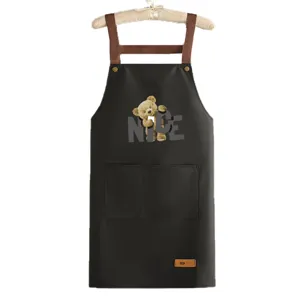 Grembiule da cucina impermeabile con stampa orsetto, bretelle marroni e doppie tasche.