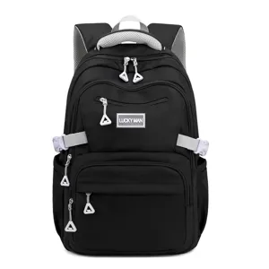Dettaglio dello zaino nero per la scuola, con materiale robusto e molteplici tasche.