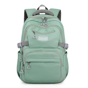 Dettaglio zaino scolastico impermeabile verde, borsa da viaggio casual leggera.