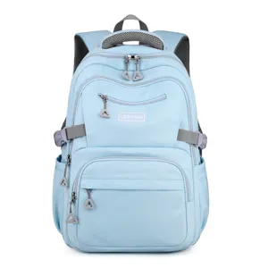 Dettaglio dello zaino scolastico azzurro con scomparti multipli e tiretti di cerniera resistenti.