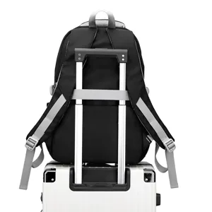 Vista dettagliata dello zaino da viaggio nero con pratica fascia per il fissaggio al trolley.