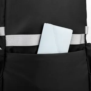 Vista dettagliata dello zaino nero minimalista con tessuto resistente e comoda tasca anteriore.