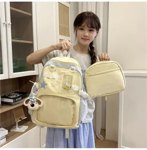 Detailansicht des süßen japanischen Rucksacks mit transparenter Tasche und Hundehänger.
