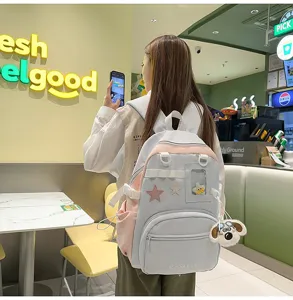Detailansicht des süßen Pastell-Rucksacks mit klarem Sichtfenster und Plüsch-Anhänger.