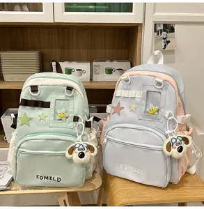 Niedlicher japanischer Canvas Schulrucksack mit Sichtfenster für Pins und Plüschhund Anhänger.