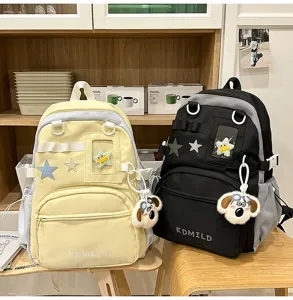 Detailansicht des japanischen Rucksacks mit Sichtfenster und Plüschhängern für den täglichen Gebrauch.