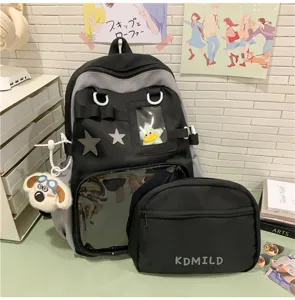 Detailansicht des japanischen Ita-Rucksacks mit transparentem Sichtfenster und Plüschanhänger.