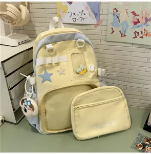 Detailansicht des gelben Canvas-Rucksacks im Itabag-Stil mit Sichtfenster und passender Tasche.