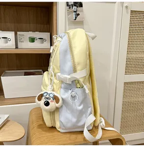Japanischer Schulrucksack im Farbmix mit süßem Hunde-Plüschanhänger für den täglichen Gebrauch.