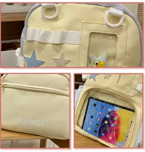 Detailansicht des japanischen Canvas-Rucksacks mit transparentem Schaufenster für Anstecker.