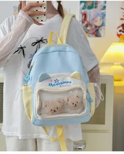 Vista detallada de la linda mochila de estudiante azul y amarilla con bolsillo transparente.