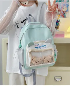 Primer plano detallado de la bonita mochila de estudiante con bolsillo transparente y ositos.