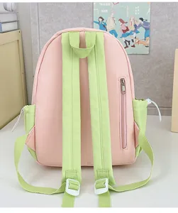 Mochila escolar rosa y verde estilo universitario vista trasera con tirantes ajustables.