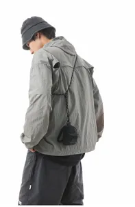 Vista detallada de un elegante minibolso colgado al cuello para pequeños accesorios.