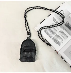 Mini mochila negra monedero con cordón, bolsito moderno para auriculares vista detallada elegante.