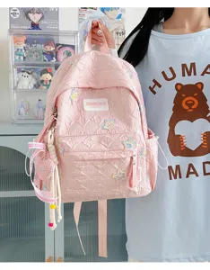 Sac à dos matelassé rose avec broderie d'étoiles colorées, cartable élégant et mignon.