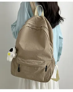 Sac à dos décontracté léger pour femmes, grand sac de jour de capacité avec multi poches.
